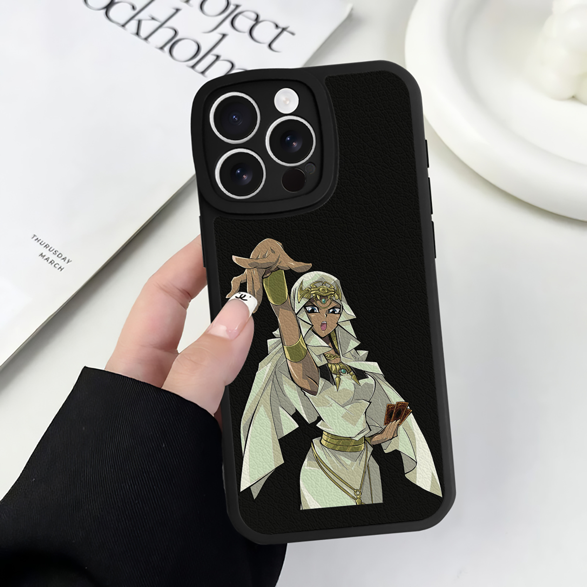 （画像用） 遊☆戯☆王 Yu-Gi-Oh! 【iPhone 16シリーズ対応】シリコンスマホケース（レザー調） 材質：シリコン